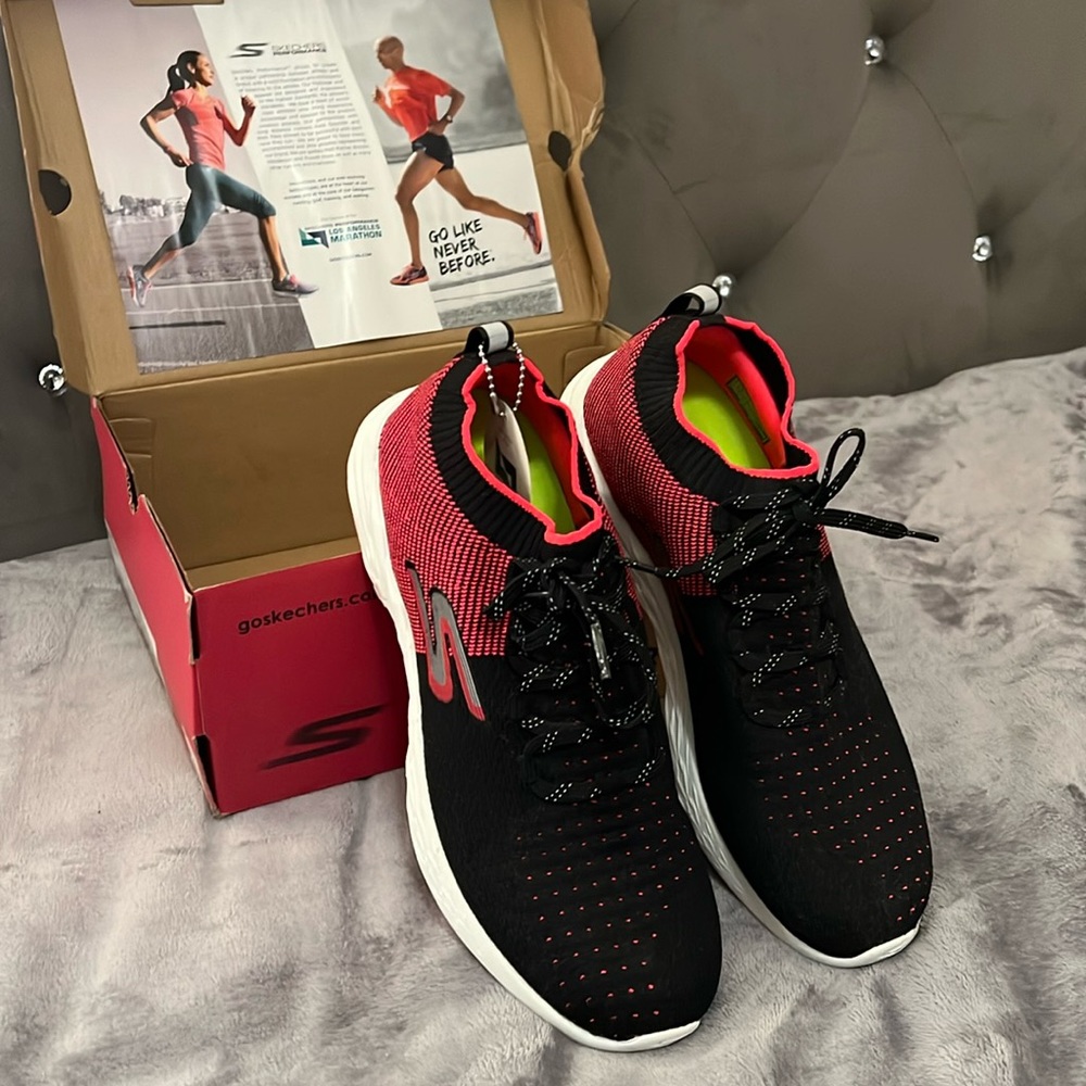 I am selling a new Skechers GO-RUN 6 shoes.